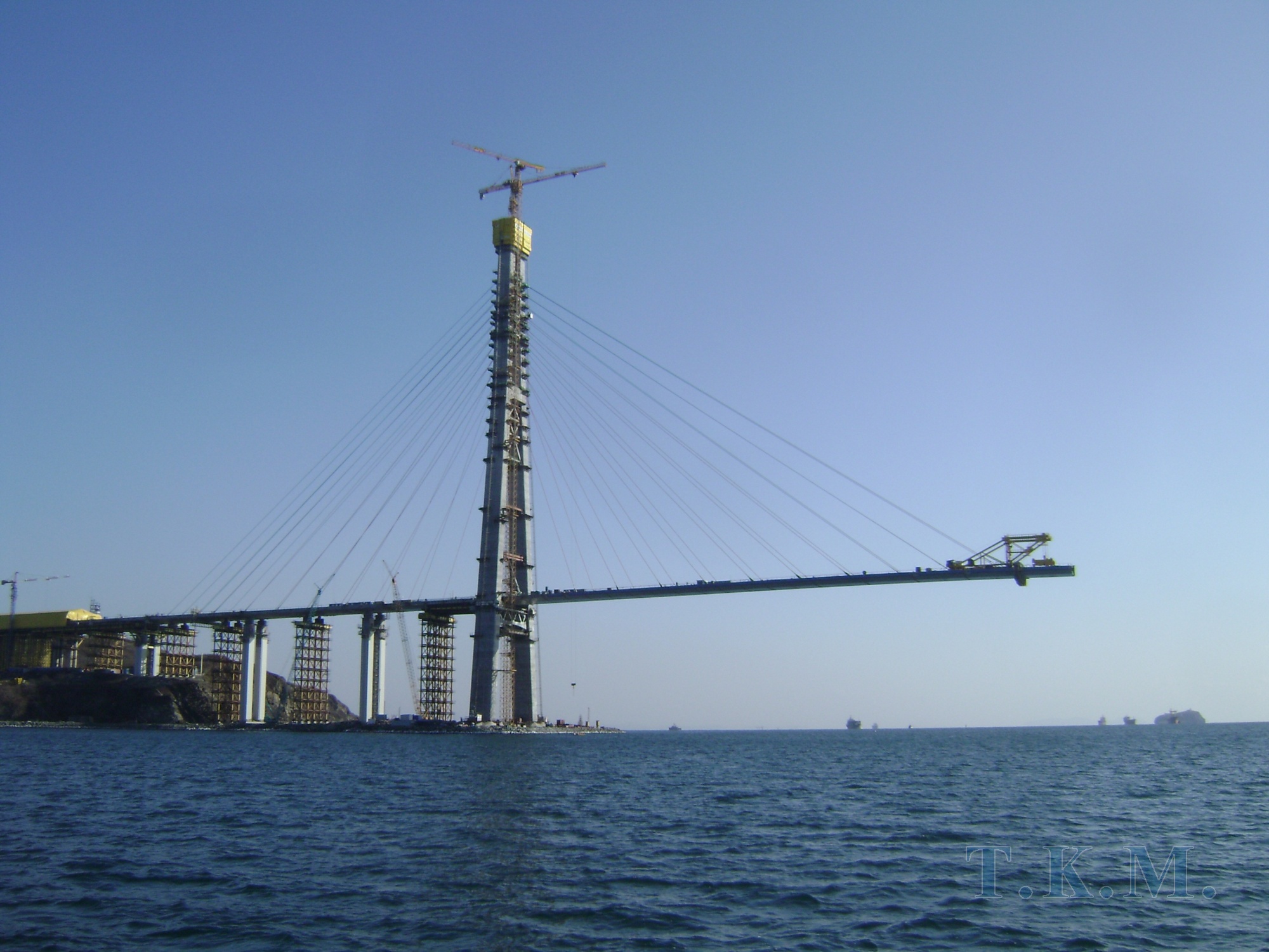 Мост на остров русский через пролив Босфор Восточный